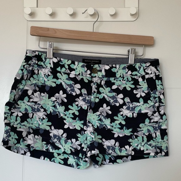 Banana republic floral shorts. - Picture 1 of 3